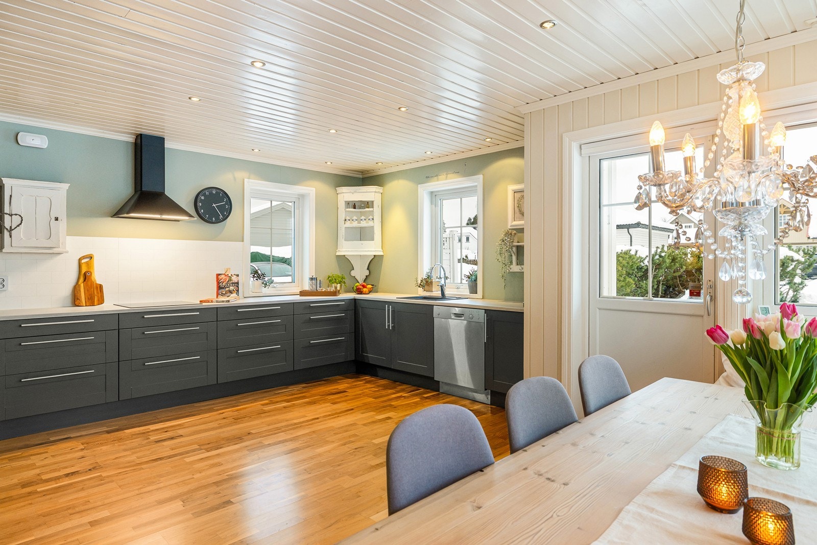 Flott moderne kjøkken med mye skap- og benkeplass. Galleribilde