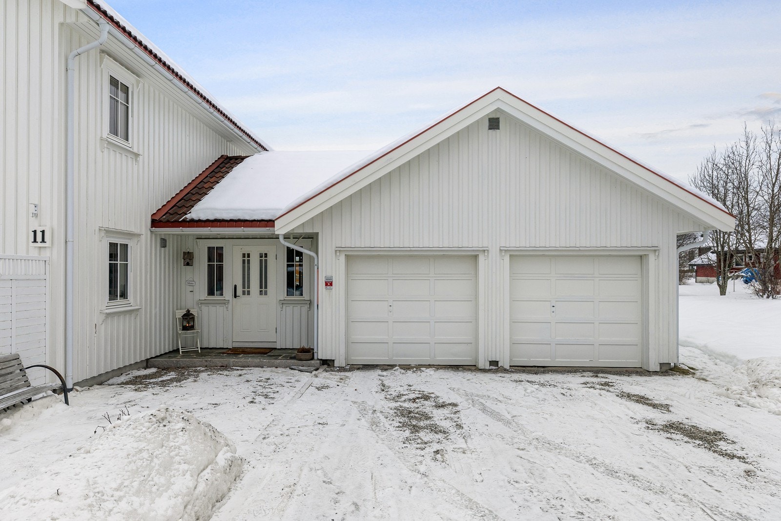 Dobbelgarasjen er integrert inn i boligen, og har to garasjeporter. Galleribilde