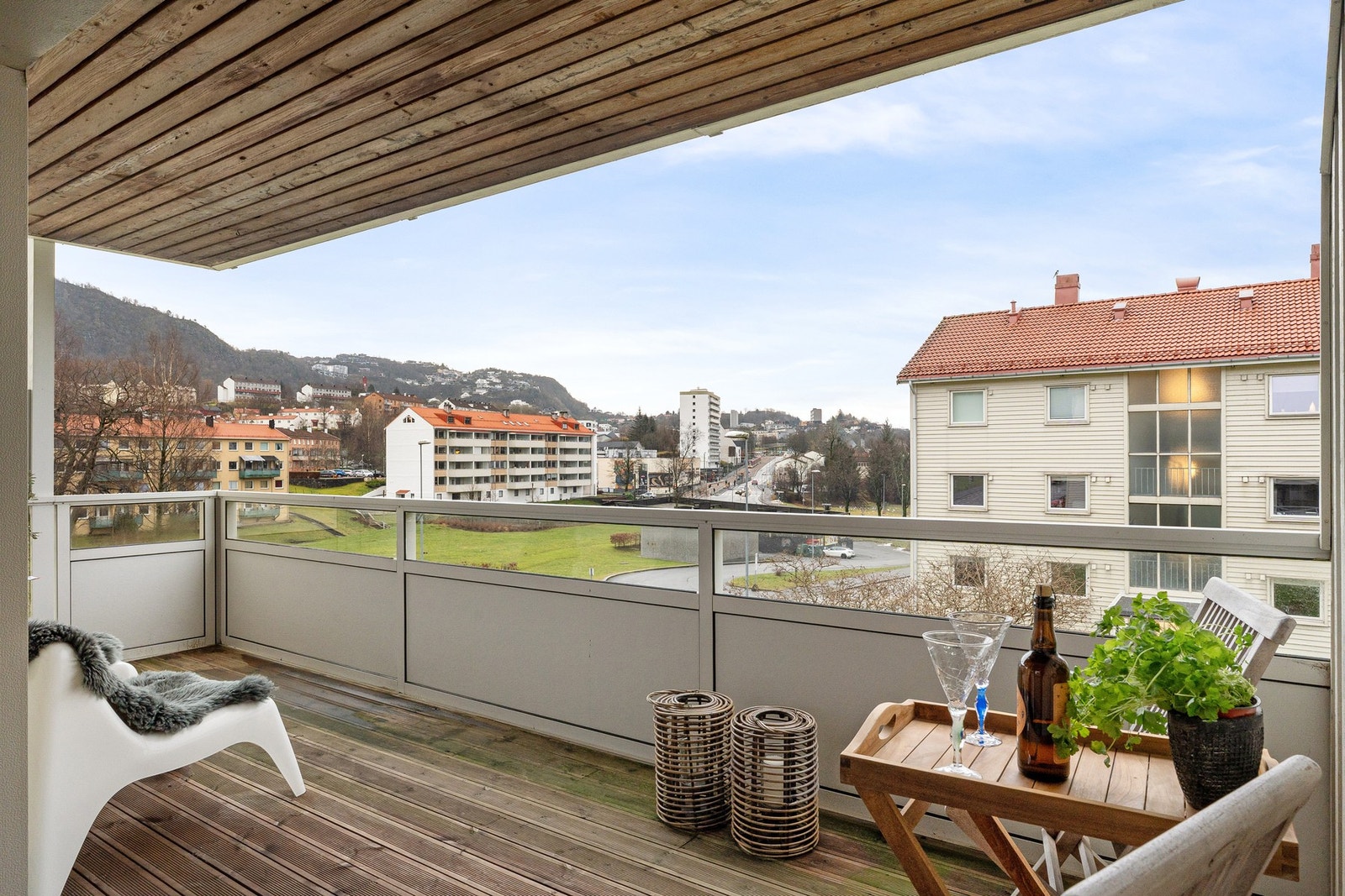 Fra stuen har du direkte utgang til en balkong på hele 15 kvm. Galleribilde