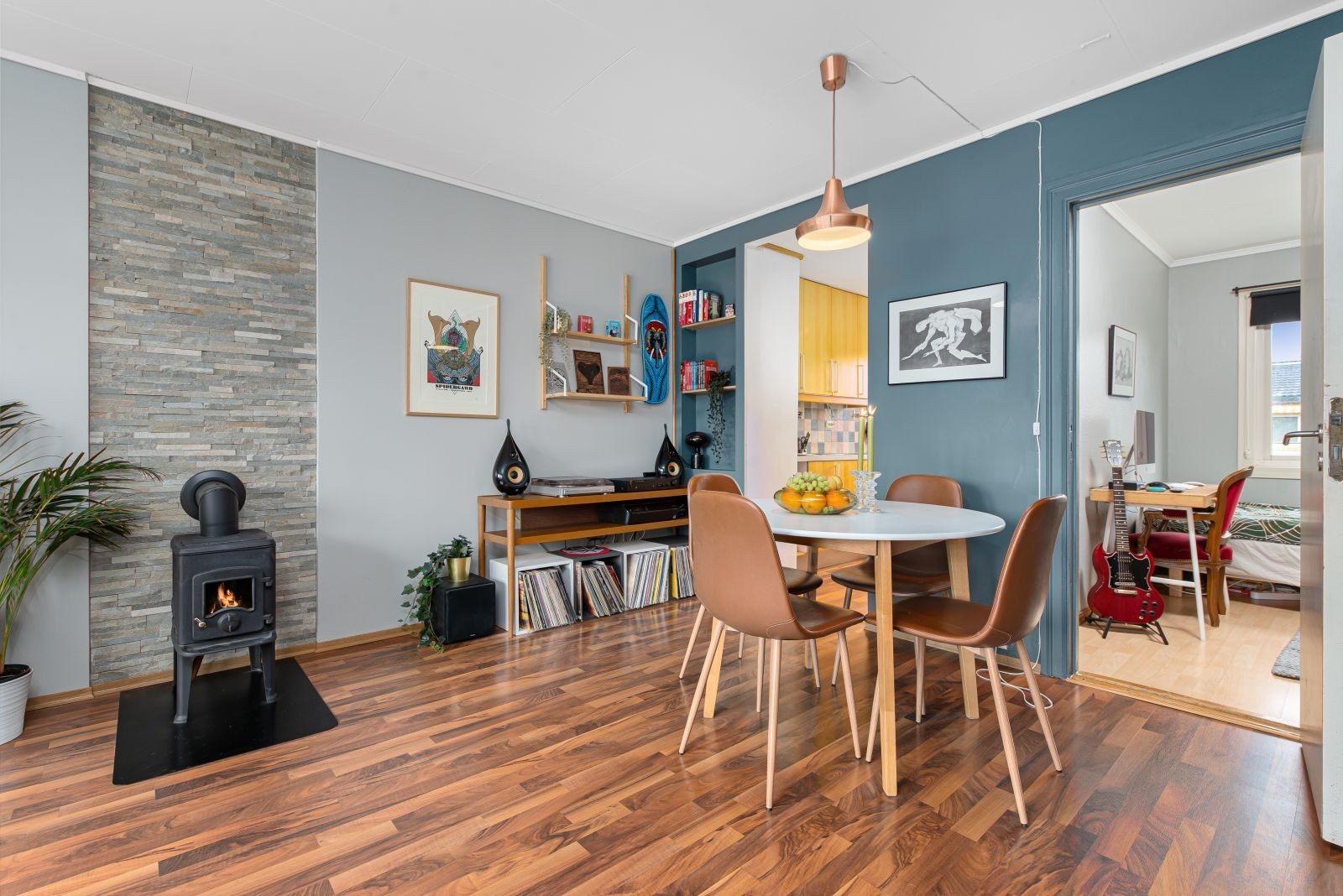 Stuen er romslig og har god plass til både sofahjørne og spiseplass. Fra stua er det tilgang til balkongen, kjøkken og ett av de 3 soverommene. Galleribilde