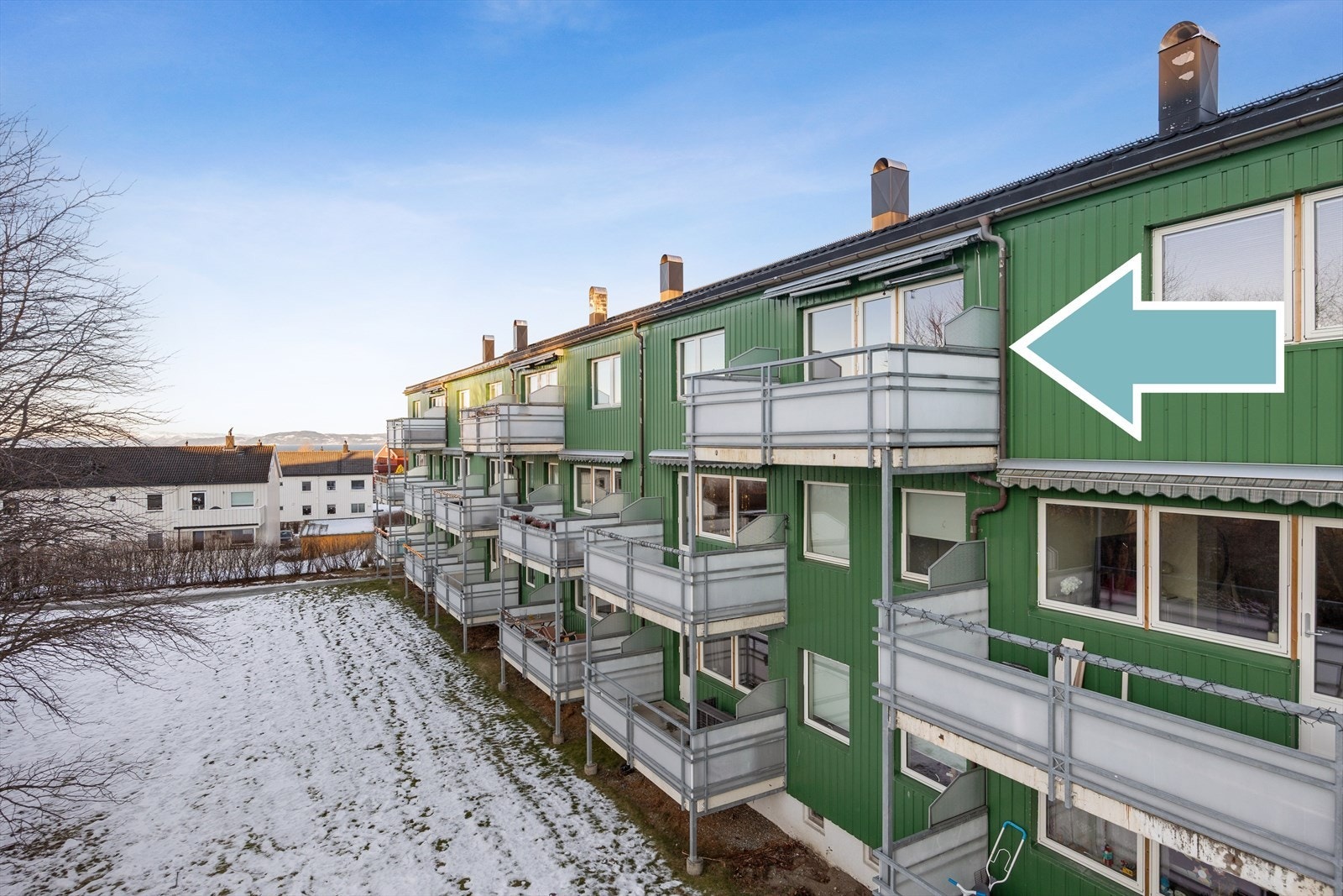 Fasade balkonger. Pil viser leilighet for salg. Herlig balkong med sol store deler av dagen sommerstid og nydelig fjordutsikt. Galleribilde