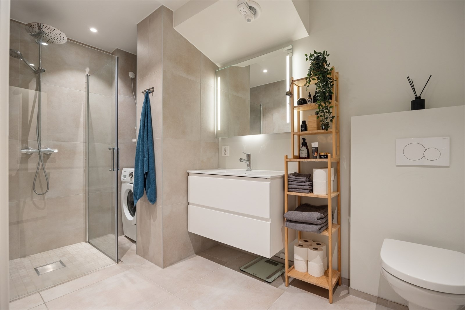 Lekkert flislagt baderom fra 2024. Galleribilde