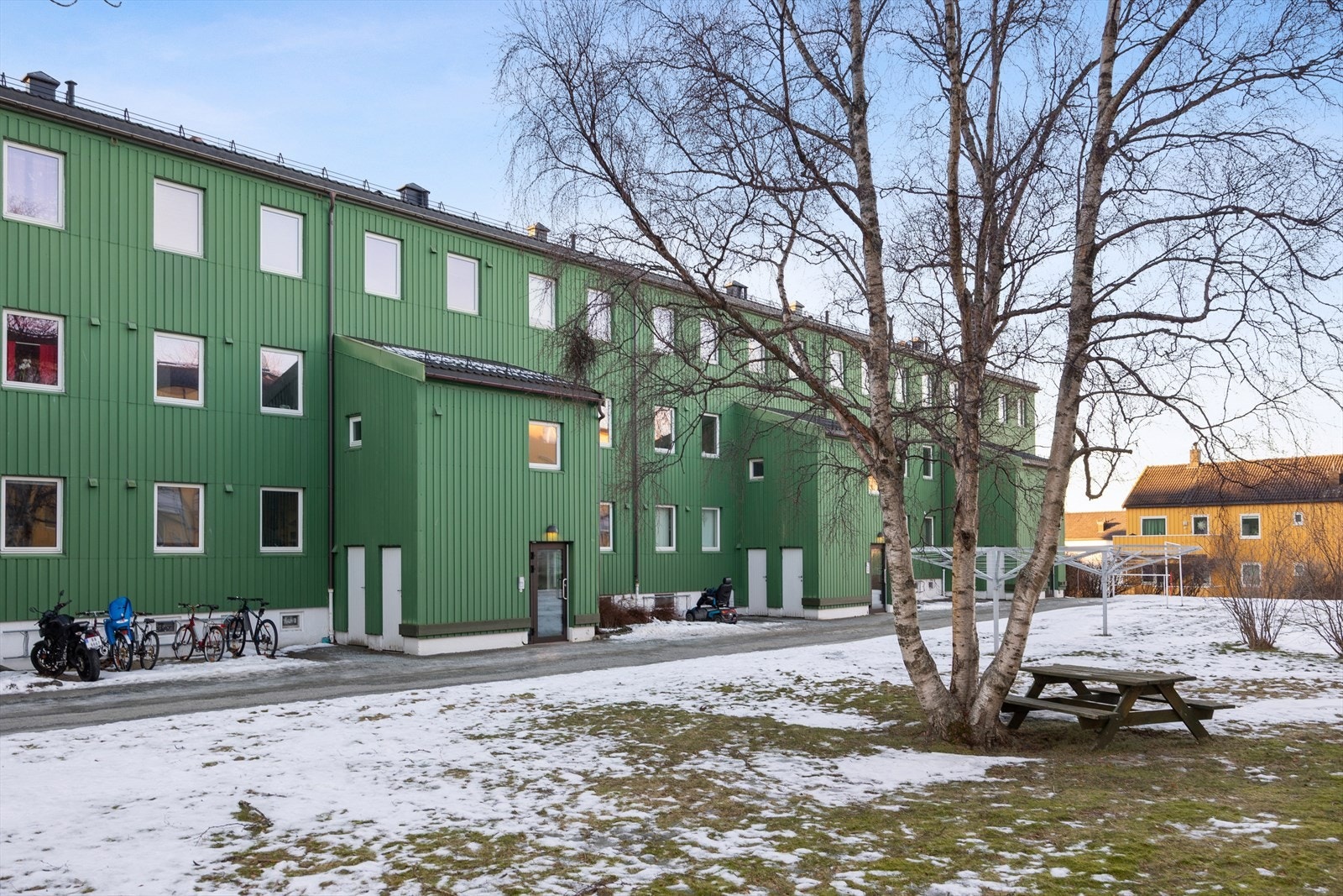 Harry Borthens vei 8B ligger på idylliske Ladehalvøya i Trondheim - et rolig og familievennlig boligområde med nærhet til både sjøen og Østmarka. Her bor du tilbaketrukket, men samtidig med kort vei til alt du trenger i hverdagen. Galleribilde