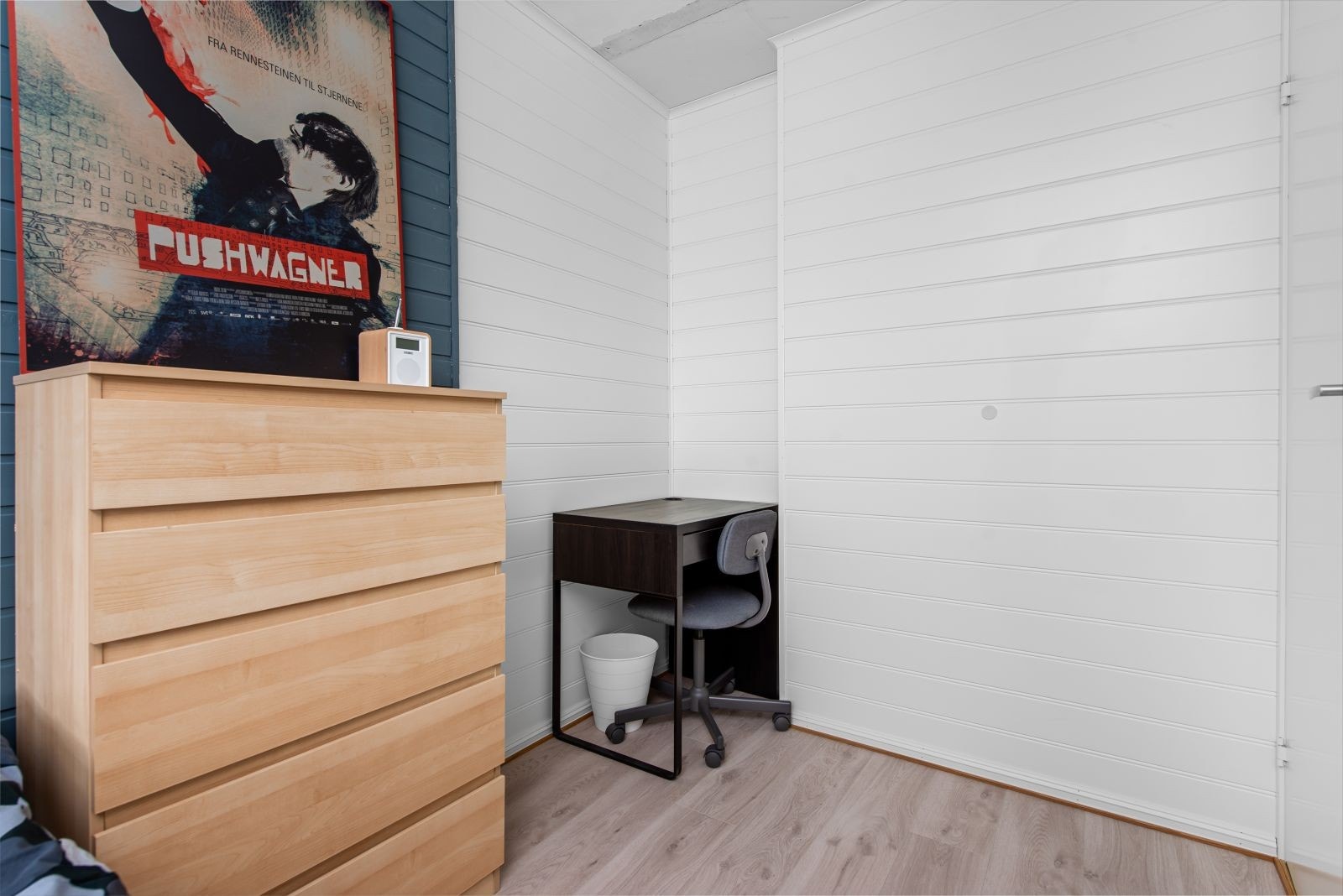 Soverom 3 med plass til garderobe og pult. Dette rommet er tidligere ett stort rom som er delt opp i 2 separate soverom. Galleribilde