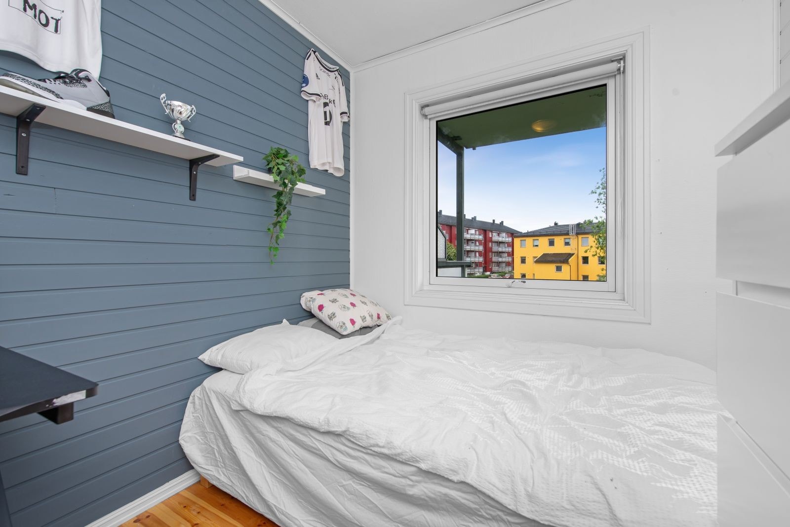 Soverom 2 er lyst og luftig med god plass til dobbeltseng og kontorpult. Galleribilde