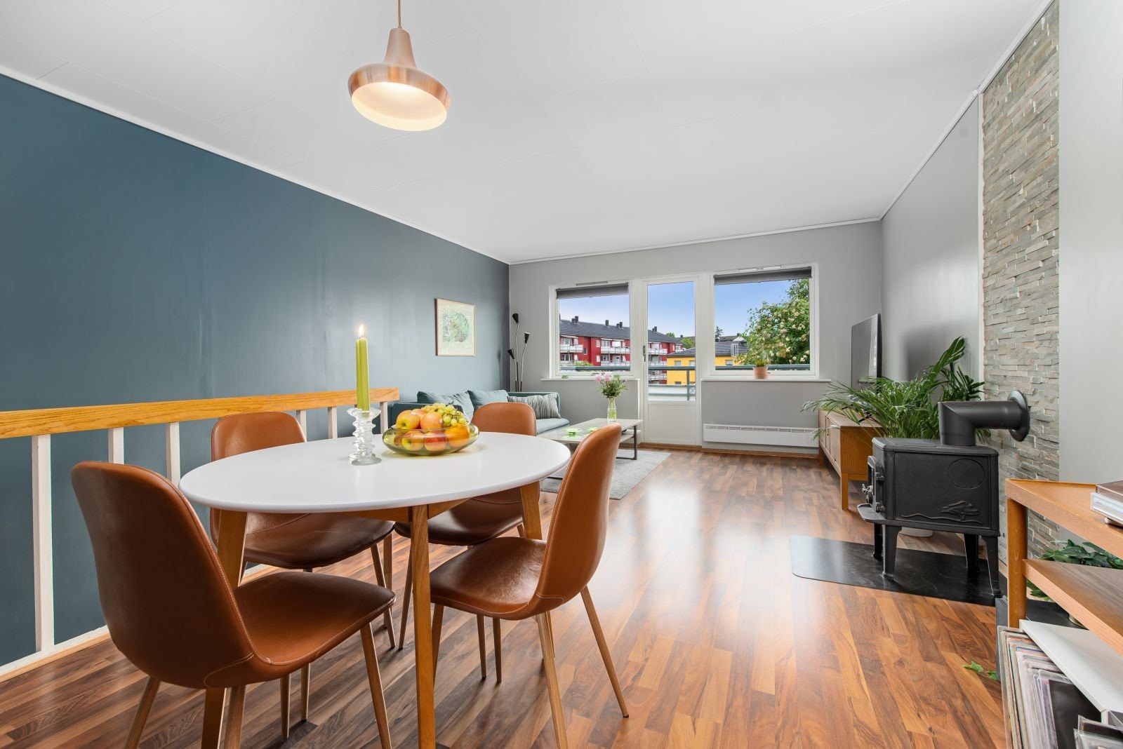 Stue med utgang til solrik balkong med herlig fjordutsikt. Galleribilde