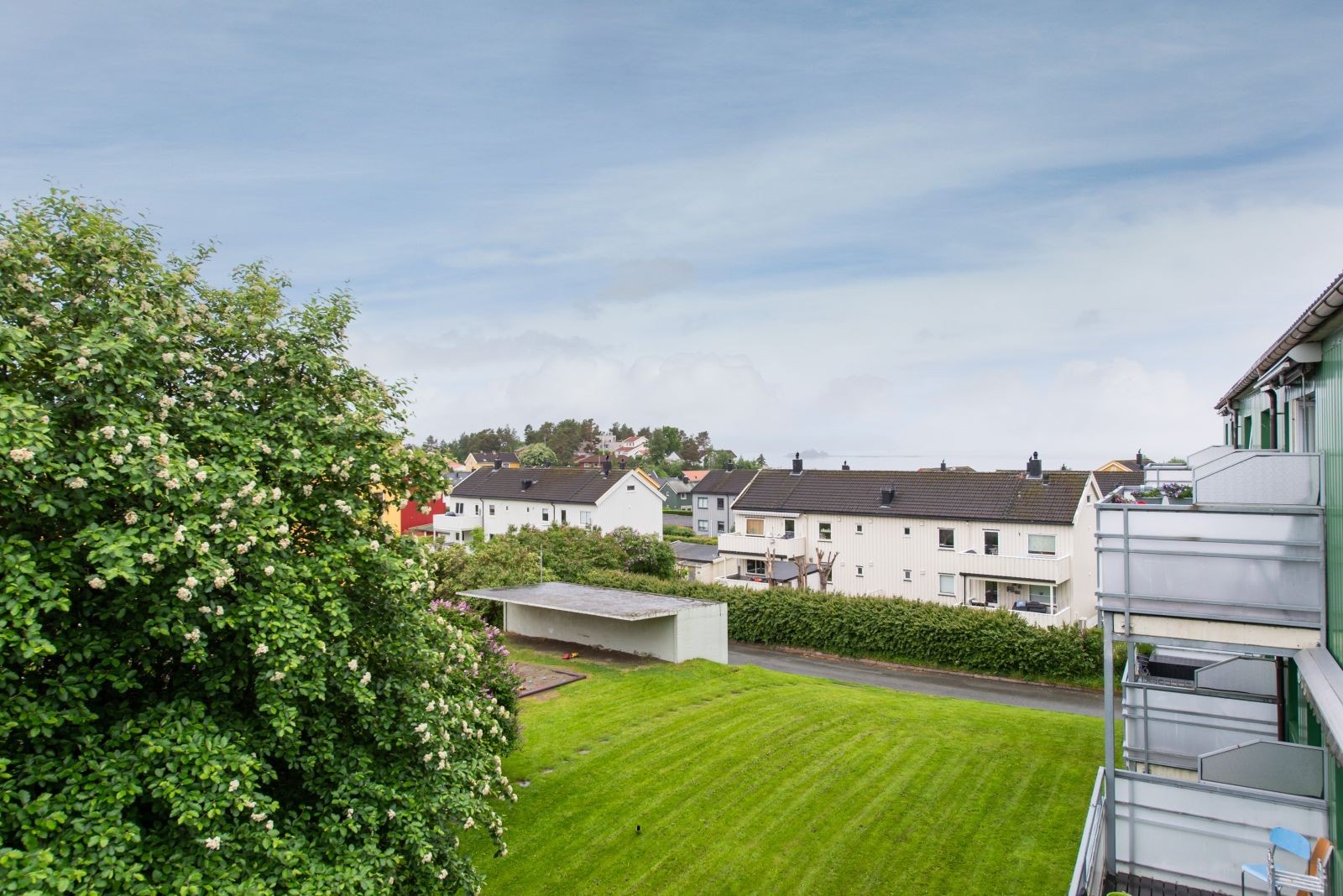 Utsikt fra balkongen sommerstid. Galleribilde