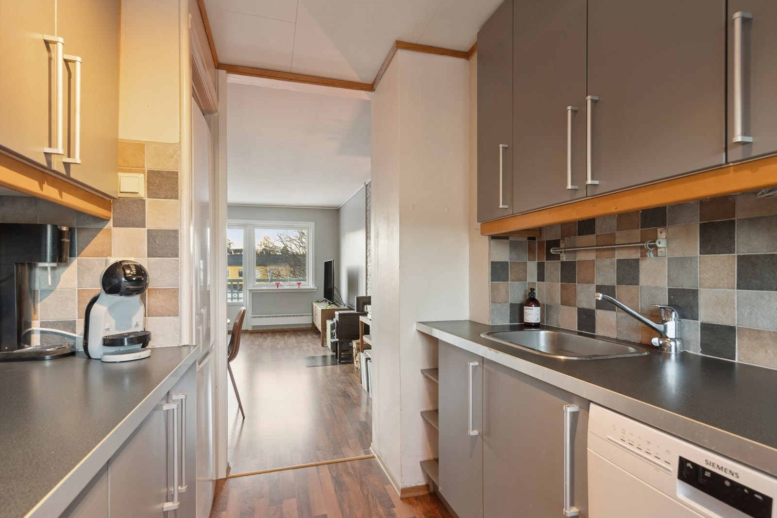 Kjøkken mot stue. Galleribilde