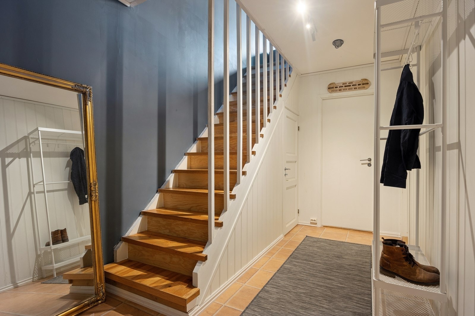 Her er det plass til oppheng og oppbevaring. Galleribilde