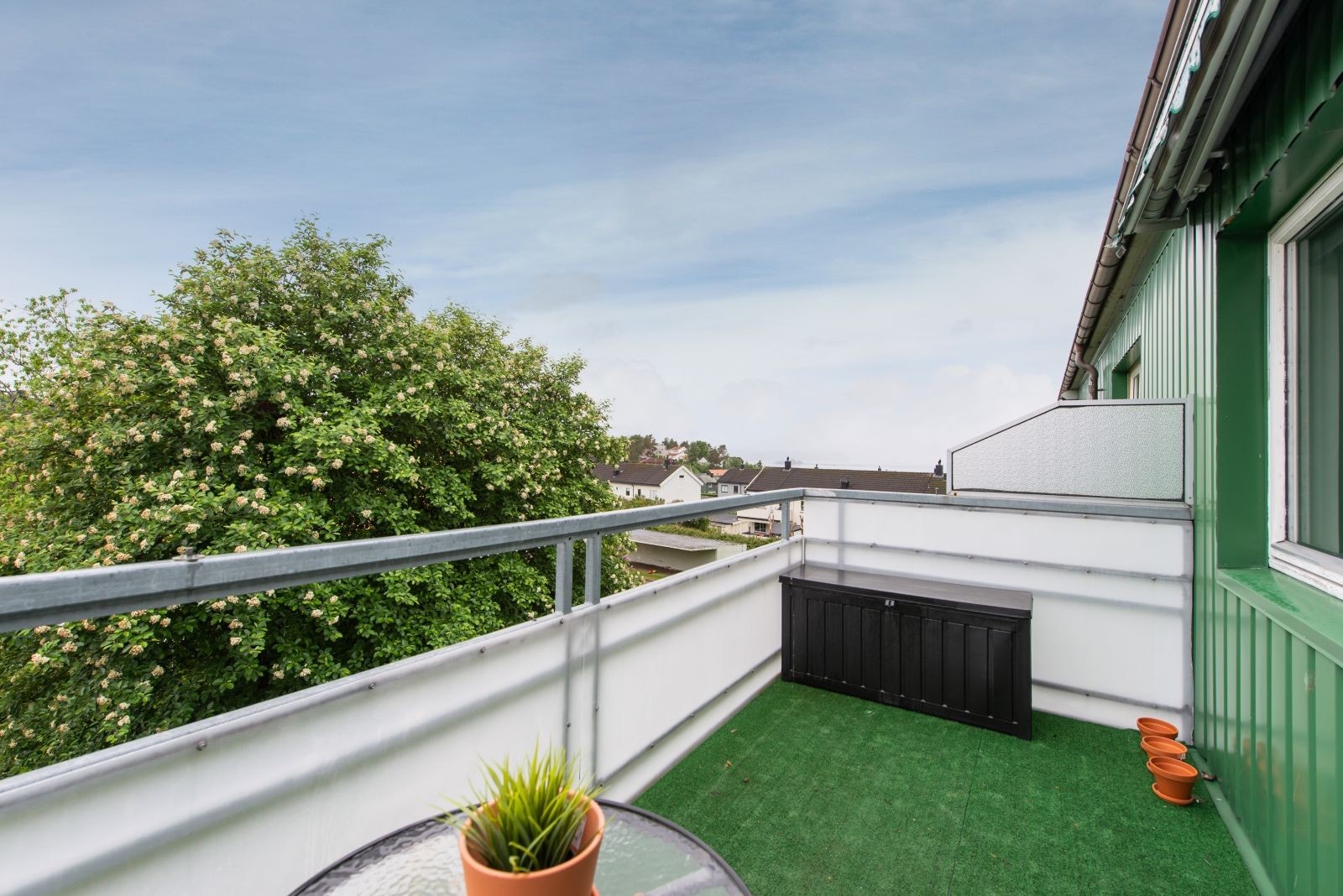 Balkongen har svært gode solforhold og fjordutsikt. Sol fra ca kl xx-xx sommerstid. Galleribilde