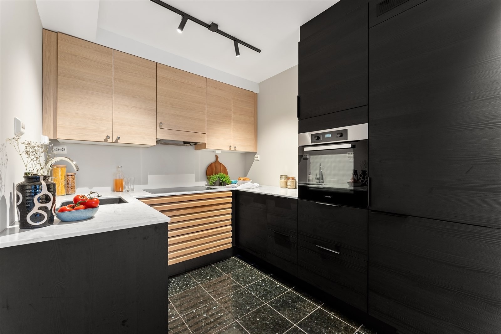 Lekkert Strai kjøkken fra ca 2023. Marmor benkeplate. Galleribilde