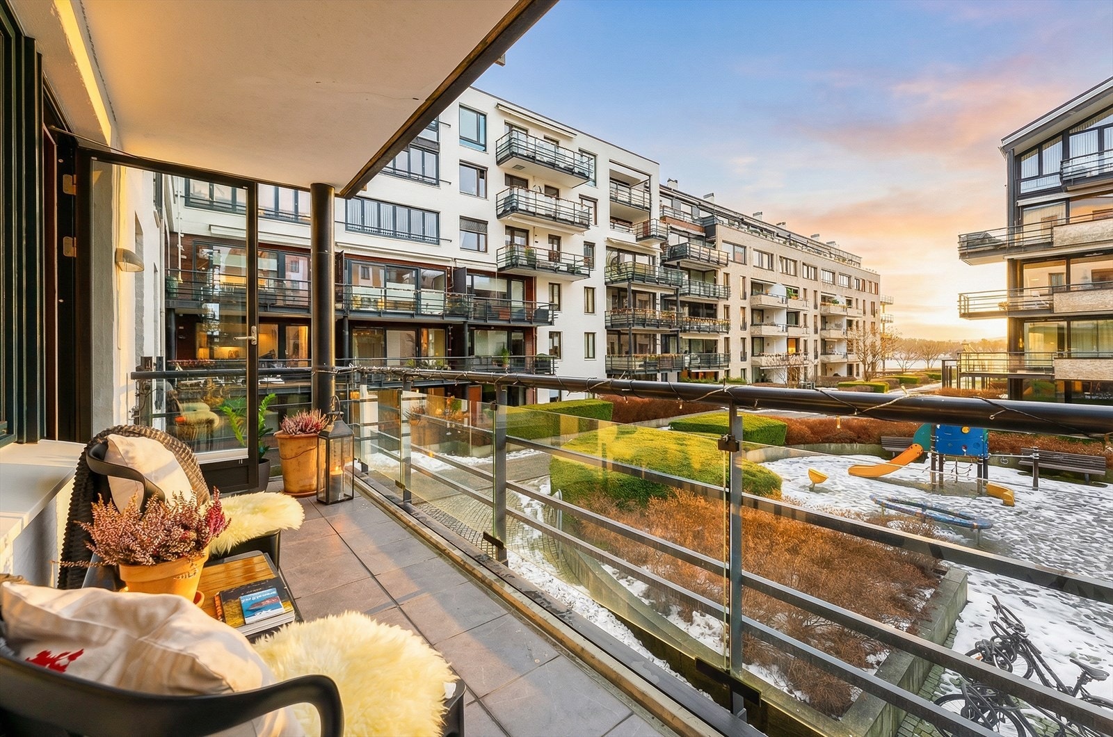 Overbygget balkong - bred og fin med hyggelig sjøutsyn Galleribilde