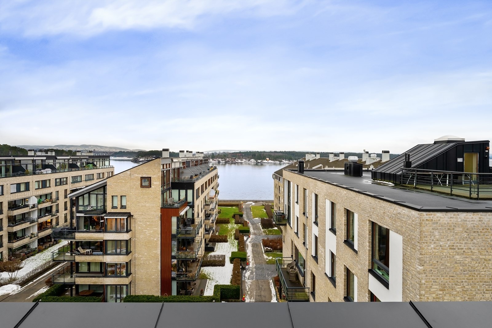 Fra felles takterrasse er det hyggelig utsikt og sol "hele dagen" Galleribilde