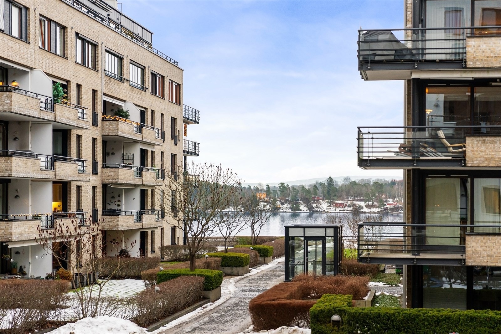 Hyggelig sjøutsyn fra både balkong, stue/kjøkken. Galleribilde