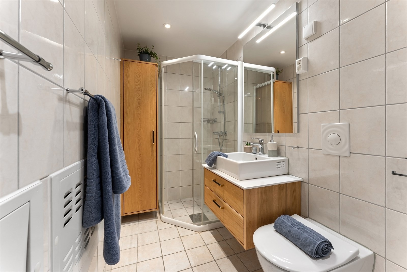 Baderomsmøblene er laget av heltre eik av beste kvalitet, tilsvarende seksjonene på kjøkkenet (laget av Brusveen Snekker) Galleribilde