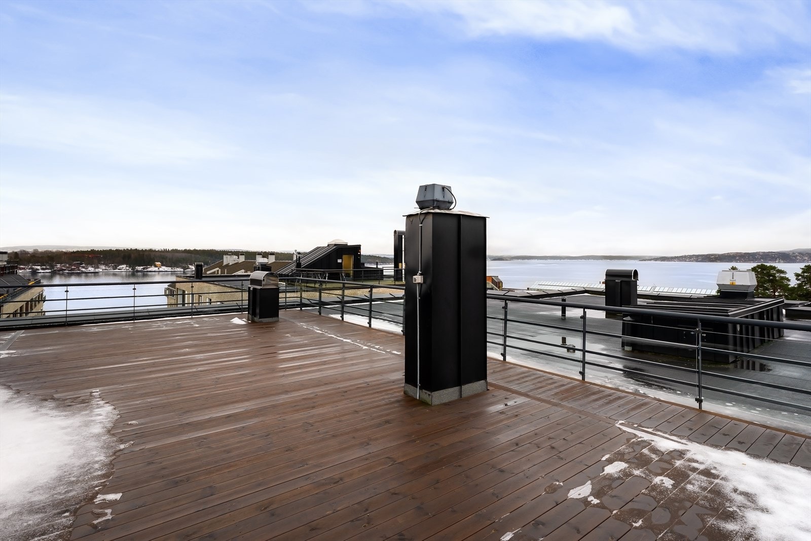 TIlgang til felles takterrasse fra oppgang nr 7. Fantastiske solforhold og nydelig utsikt Galleribilde