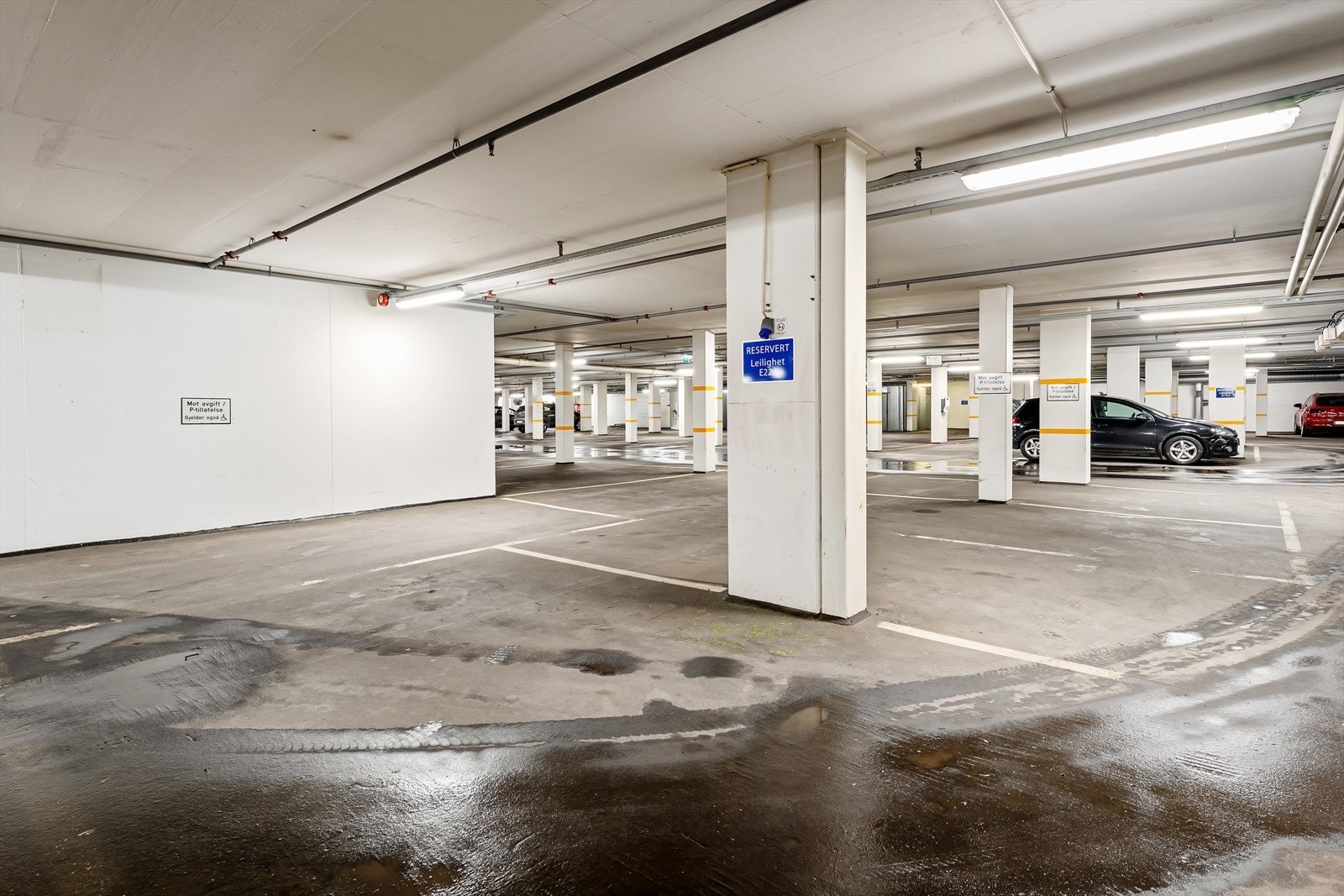Det medfølger 1 garasjeplass i K1. Plassen er lett å kjøre inn og ut av. Direkte heisadkomst til leilighetens plan Galleribilde
