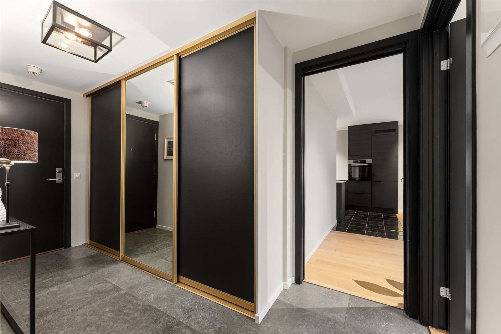 Entré/hall påkostet med skyvedørsgarderobe, og lekre praktiske fliser på gulv fra 2023 Galleribilde