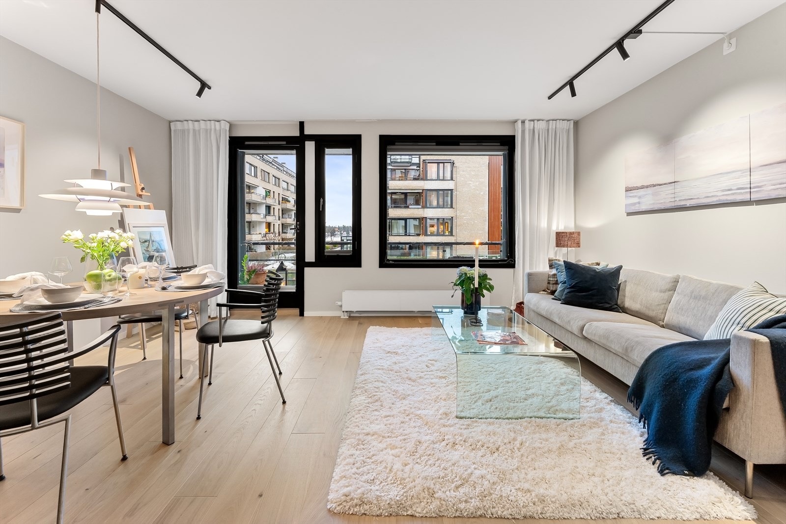 Lekkert helstav eikeparkettgulv fra 2024 i stuen Galleribilde