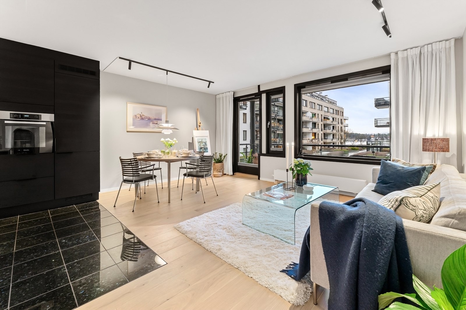 Tiltalende og påkostet 3-roms med sjøutsyn fra de fleste rom Galleribilde