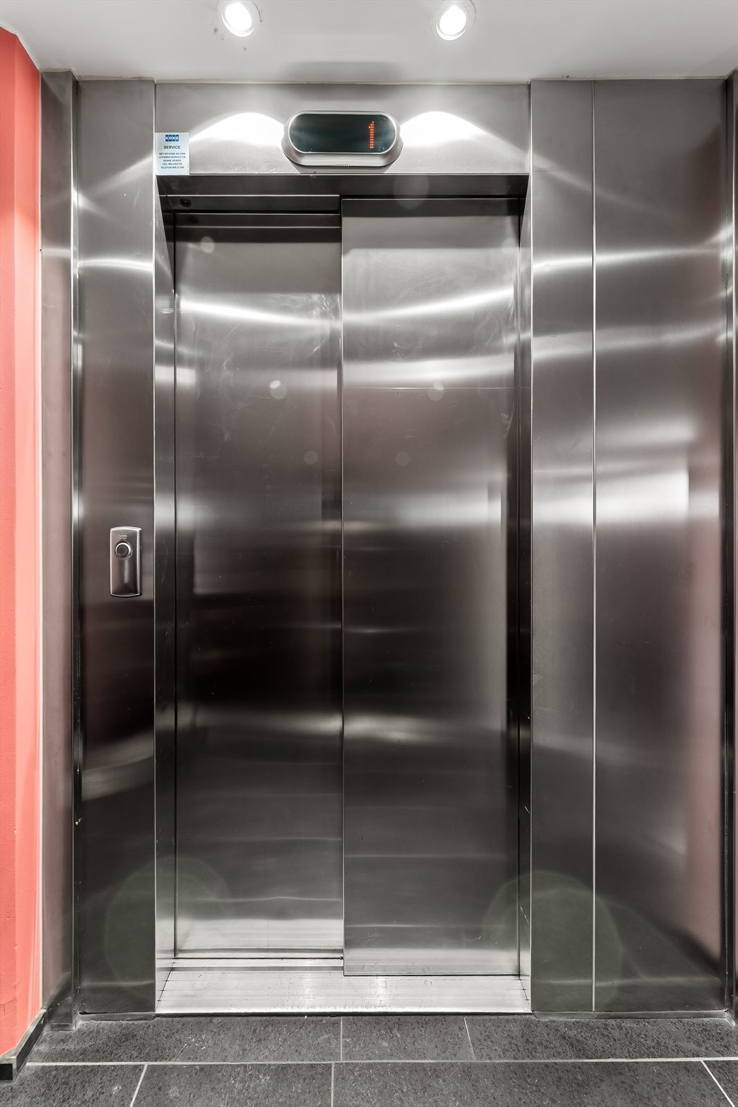 Innvendig heisadkomst til både garasjeplan og oppgangsplan Galleribilde