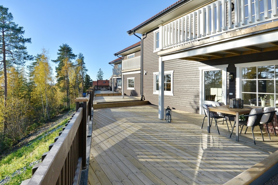 Terrasse, det er skillevegg mot nabo og bilde aviker noe fra virkeligheten. Galleribilde