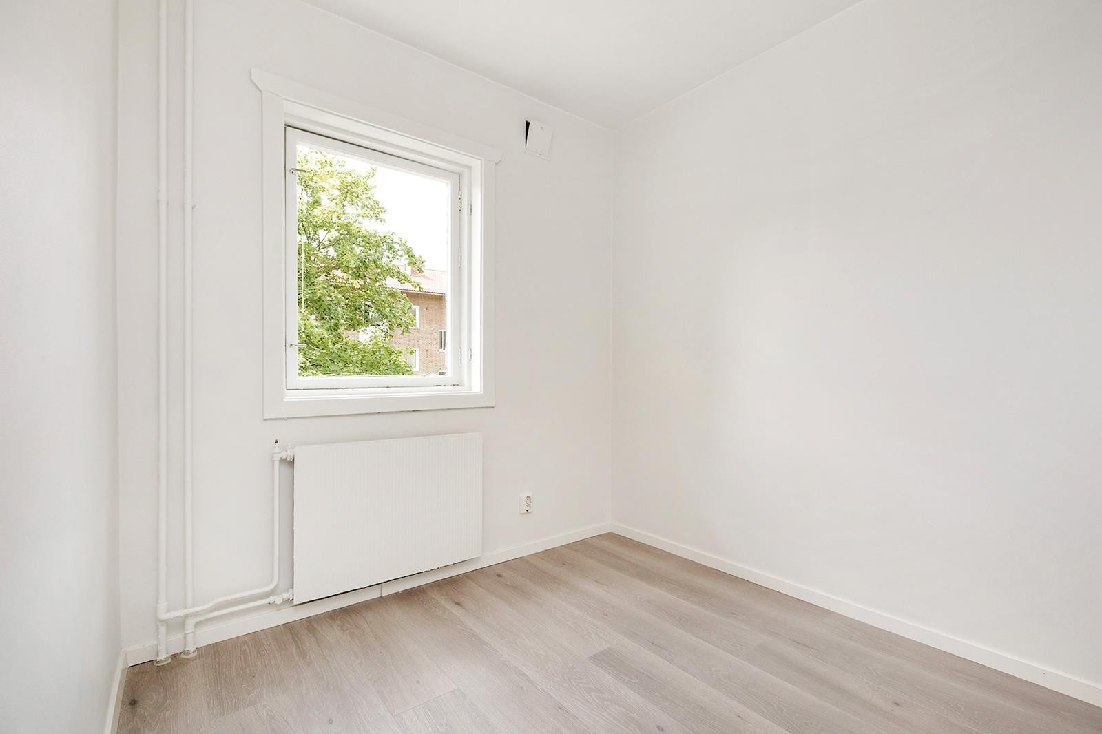 Lite soverom med plass til dobbeltseng Galleribilde