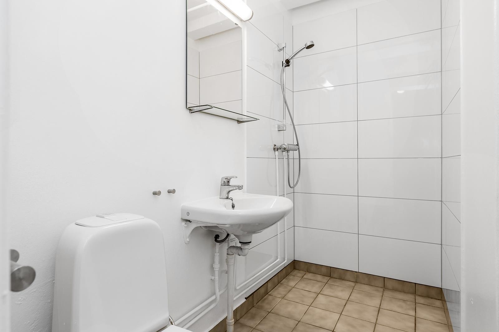 Flislagt bad med wc, dusjnisje og servant Galleribilde