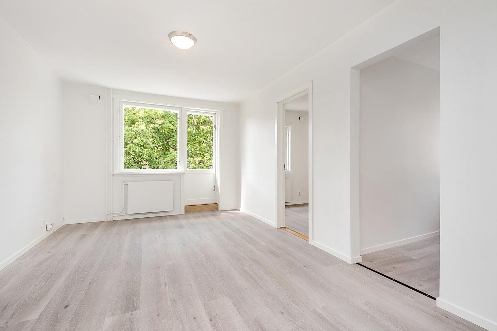 Pen 2-roms i høy 1. etasje med balkong og separat kjøkken Galleribilde