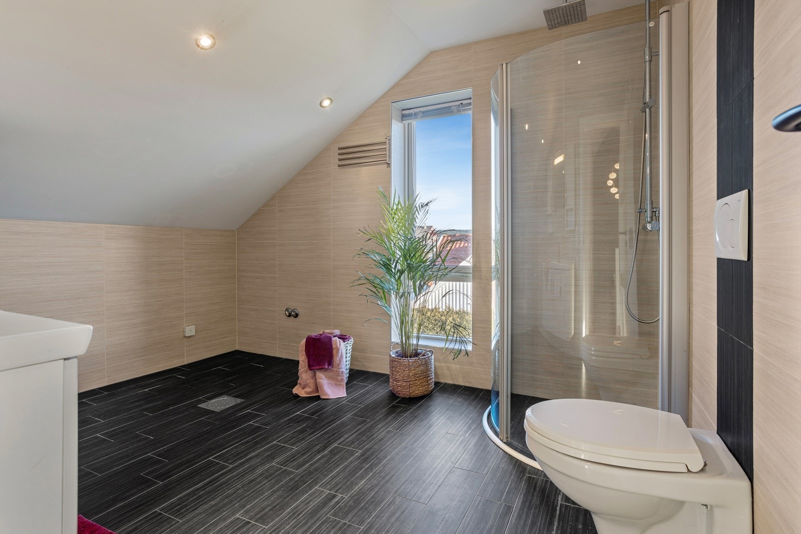 Bad i 2 etasje med dusj og opplegg for badekar. Galleribilde