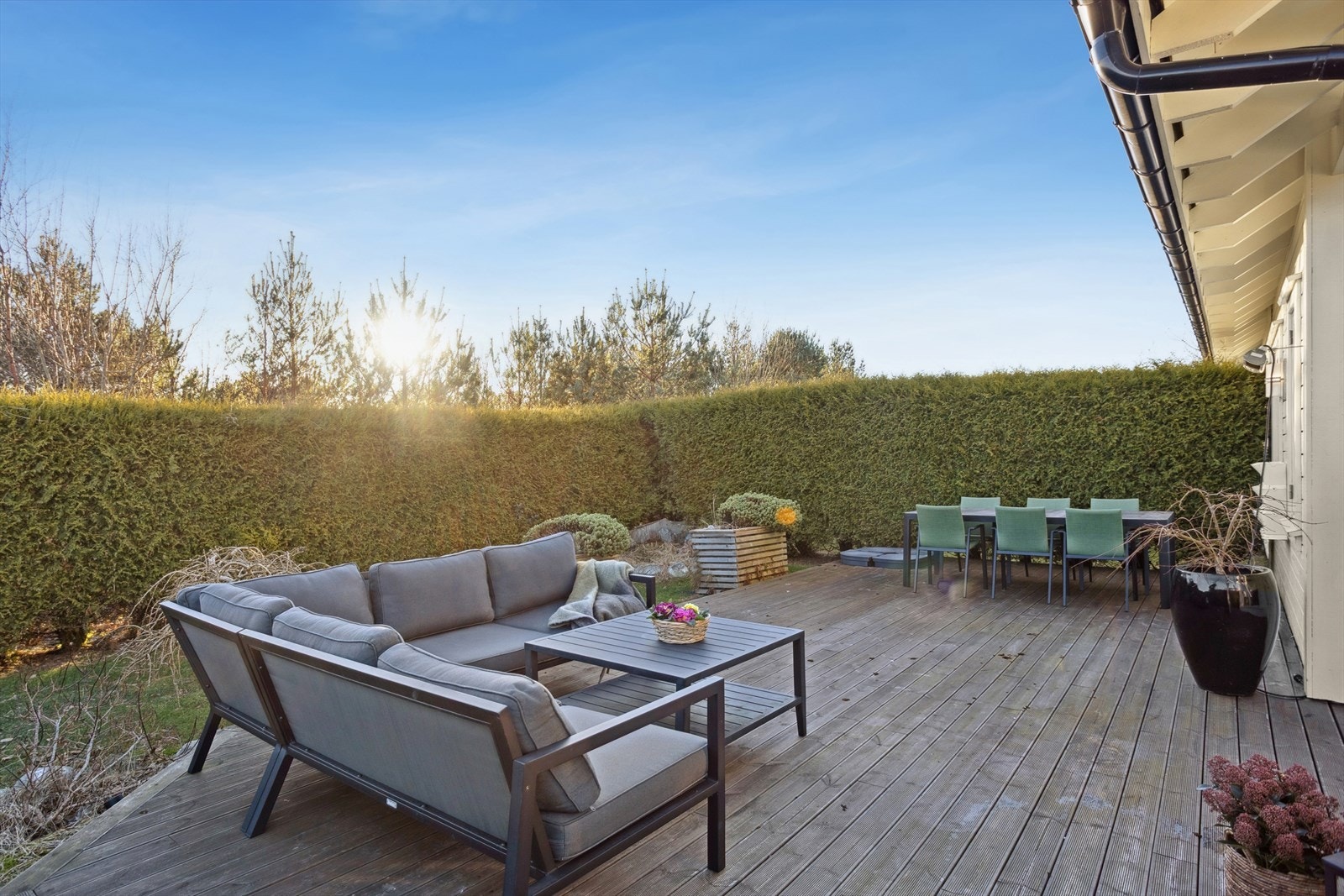 Flat, opparbeidet hage med utgang fra stuen. Galleribilde