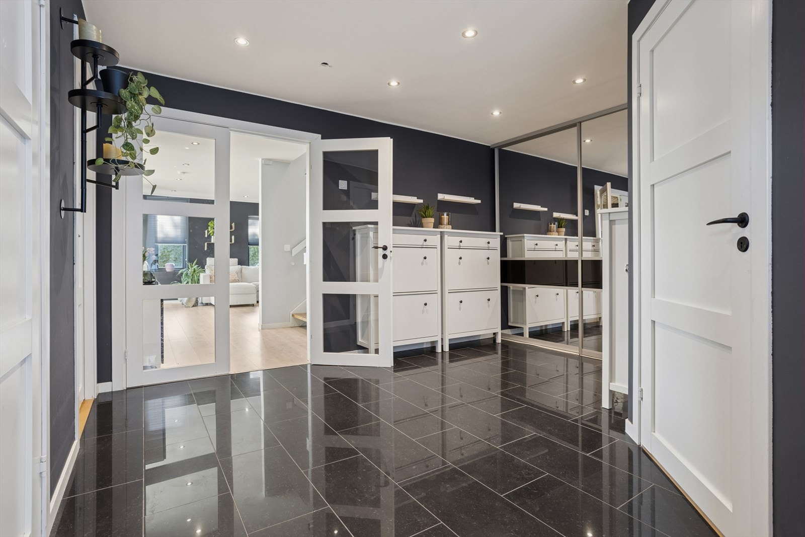 Entreen ( vannboren varme i de fleste gulv). Galleribilde