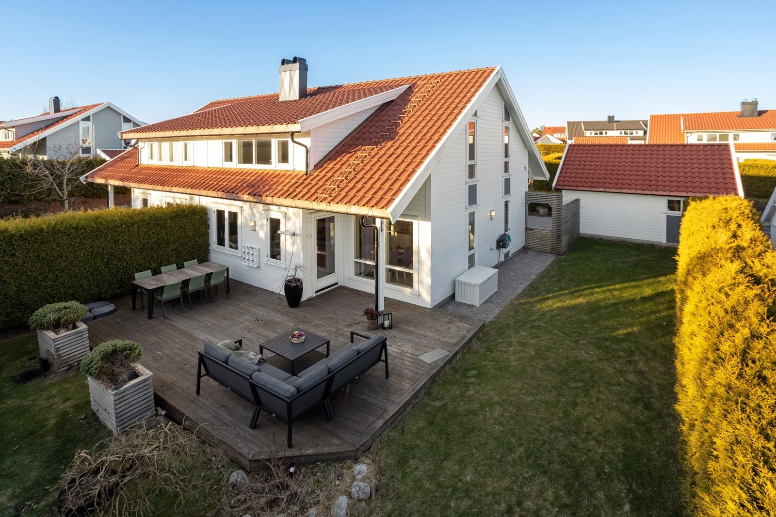 Opparbeidet, flott, solrik og usjenert hage Galleribilde