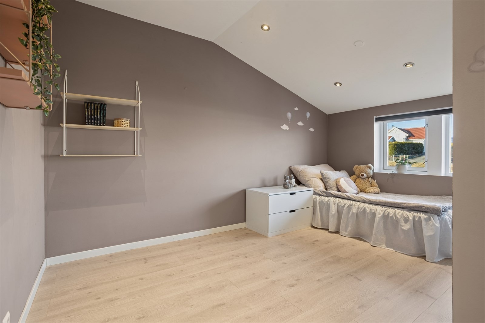 Soverom ( ett av fire i etasjen). Galleribilde