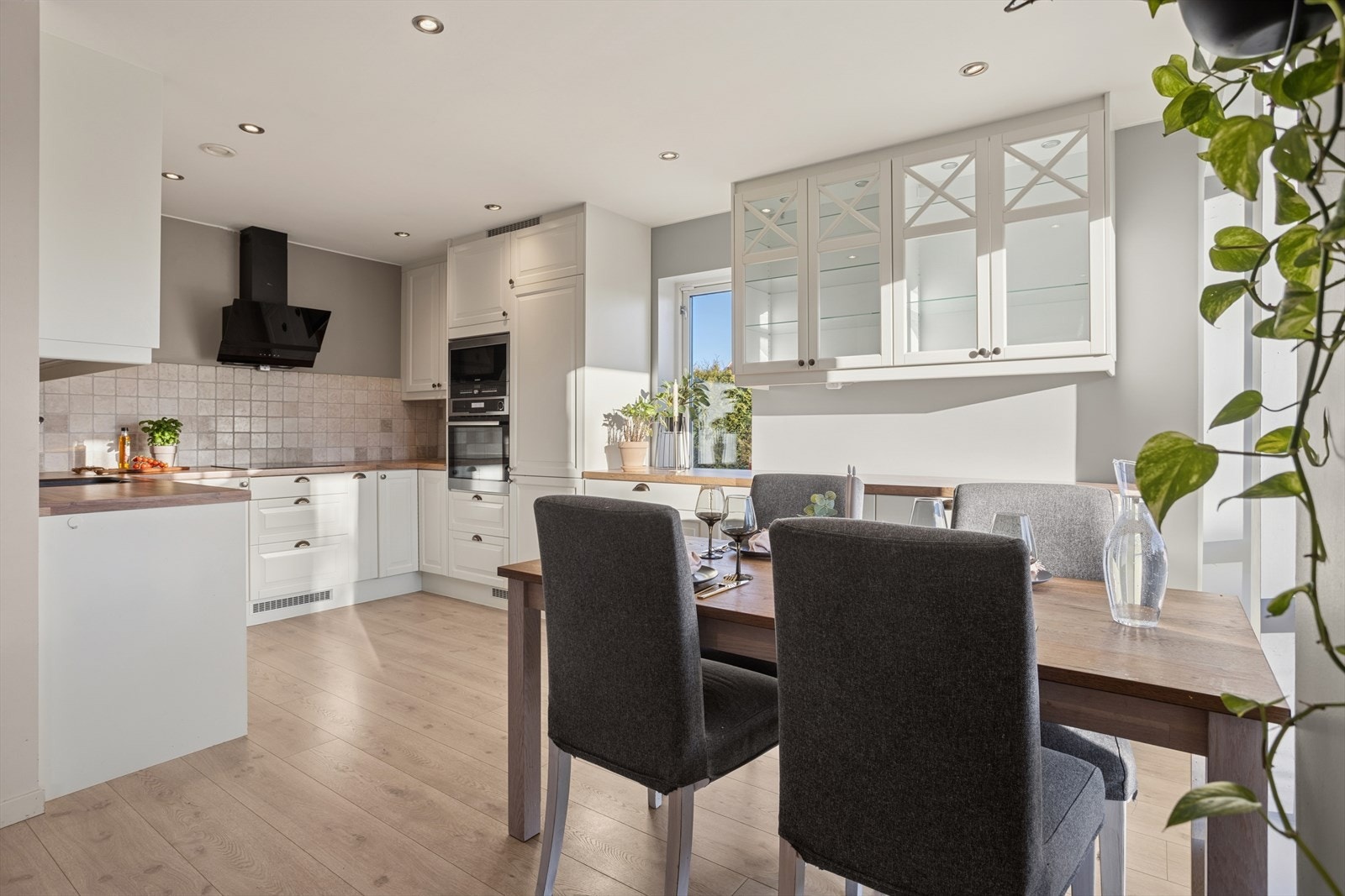 Delvis åpen løsning mot kjøkkenet med spiseplassen. Galleribilde