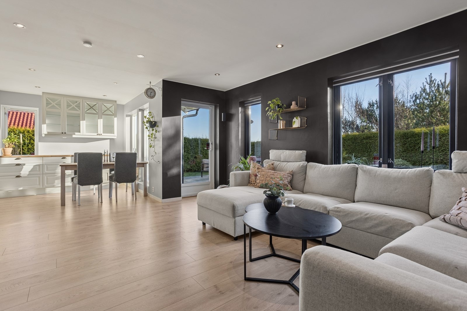 Utgang til terrassen og hagen fra stuen. Galleribilde