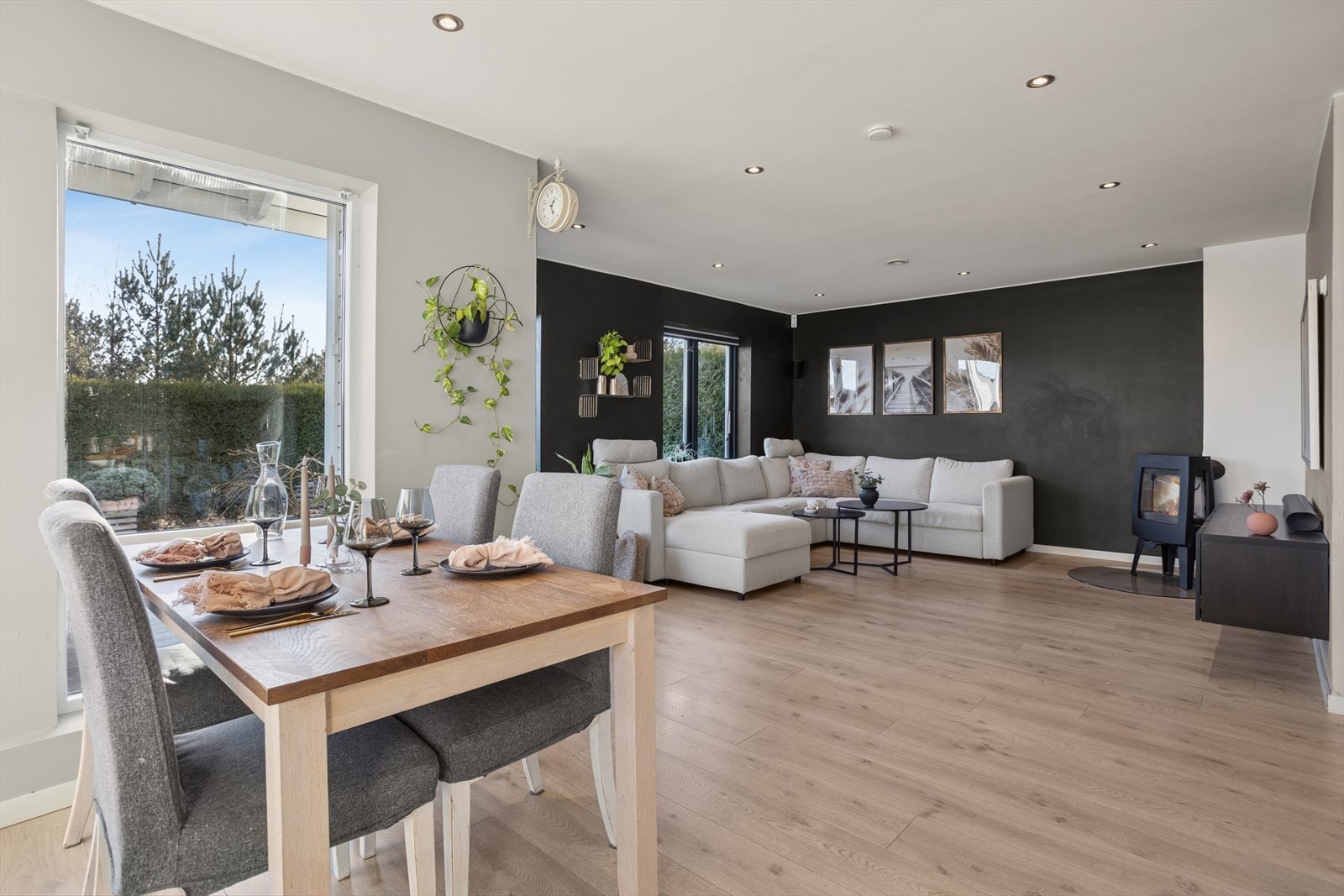 Stuen, sett fra kjøkkenet Galleribilde