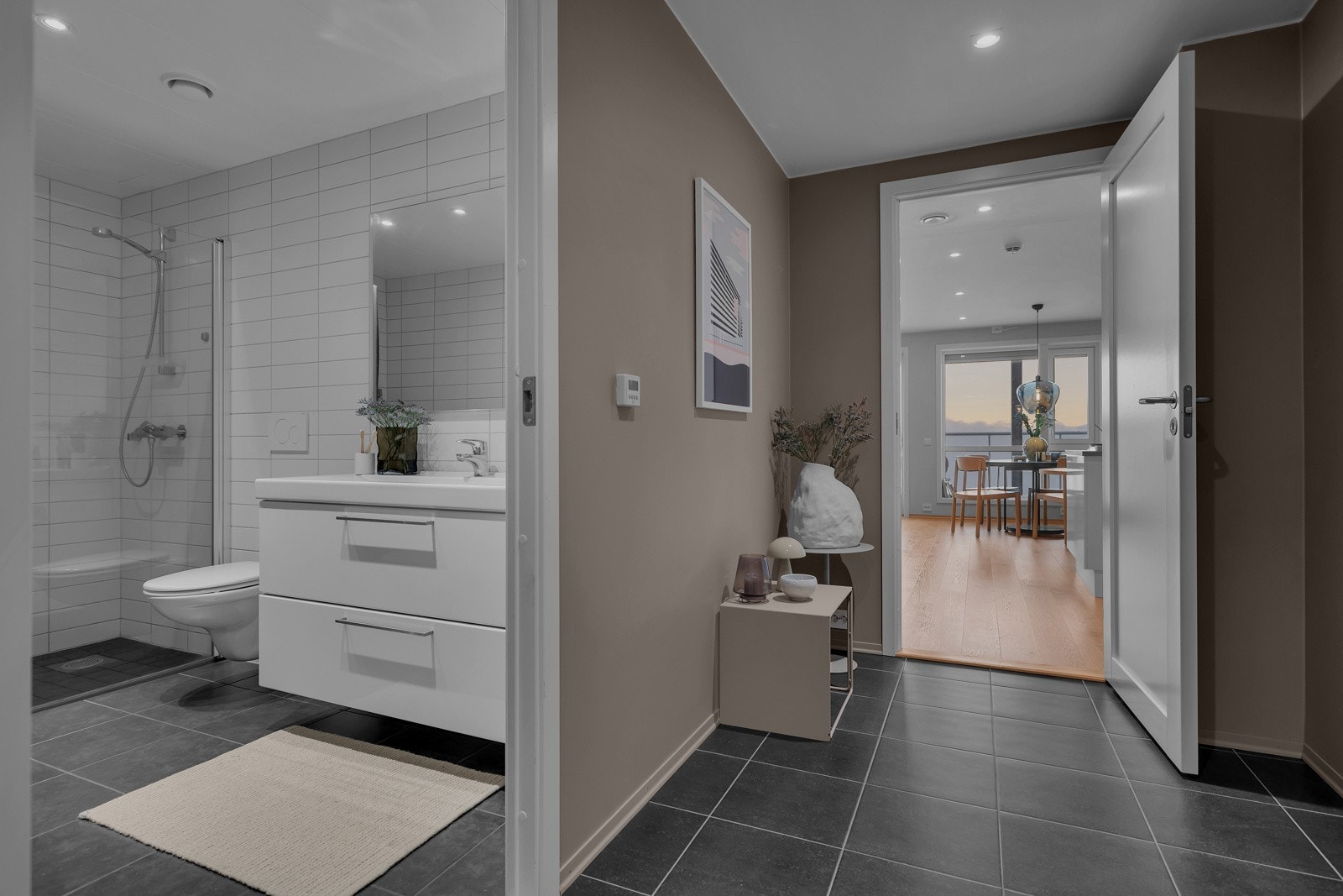 På veien mot stua går du forbi innvendig bod, et praktisk soveorm og leilighetens 2. bad før du kommer til stue og kjøkken Galleribilde