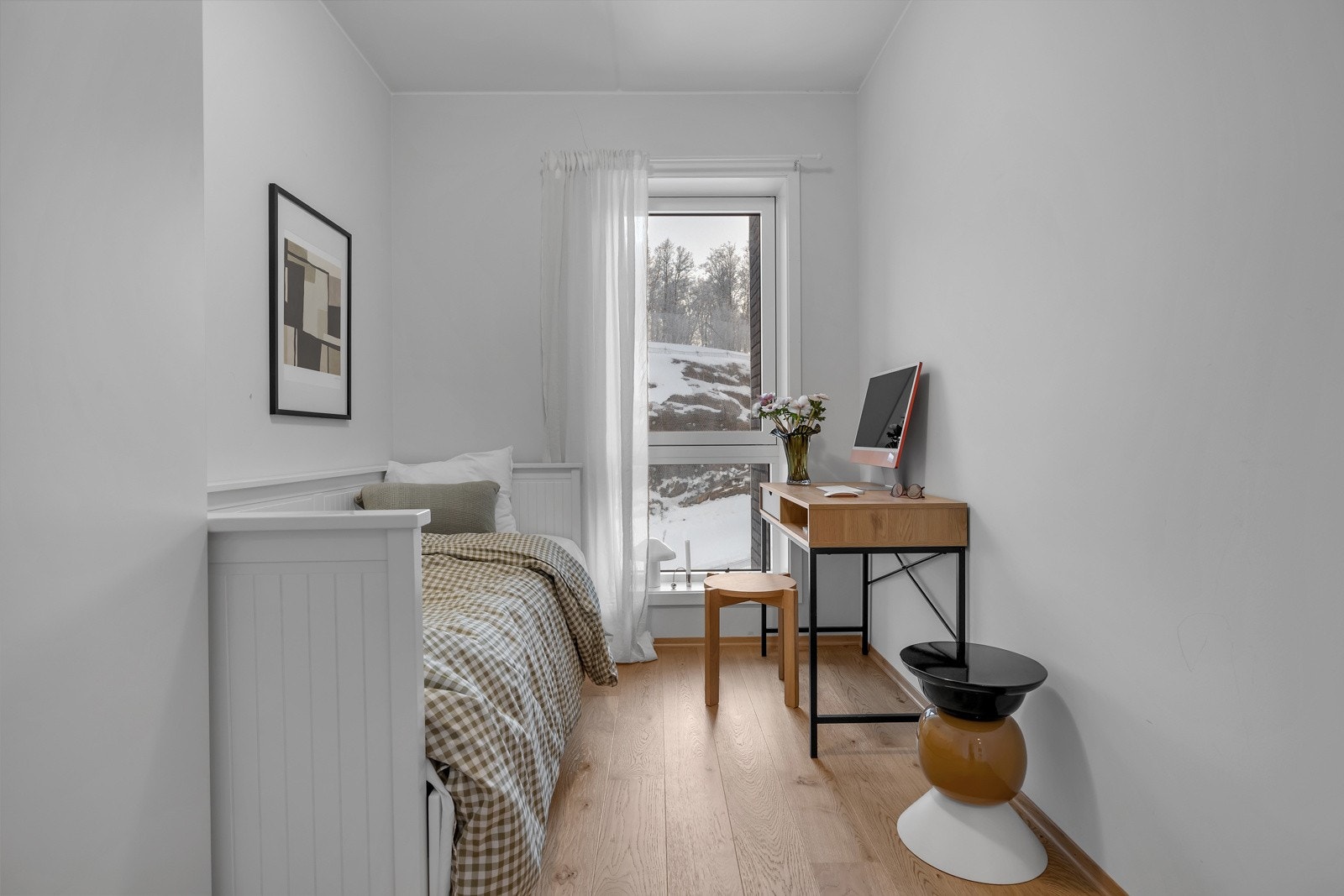 Leilighetens 1. soverom er i underkant av 7m2 og har vinduer mot øst - opp mot marka Galleribilde