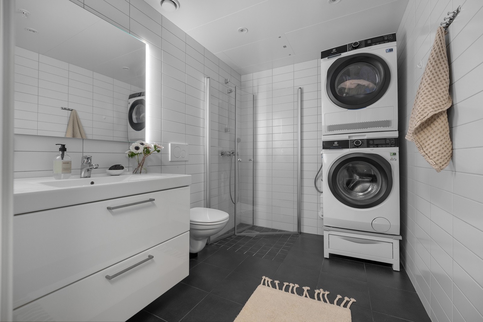 Det er opplegg for vaskemaskin og tørketrommel på begge bad Galleribilde