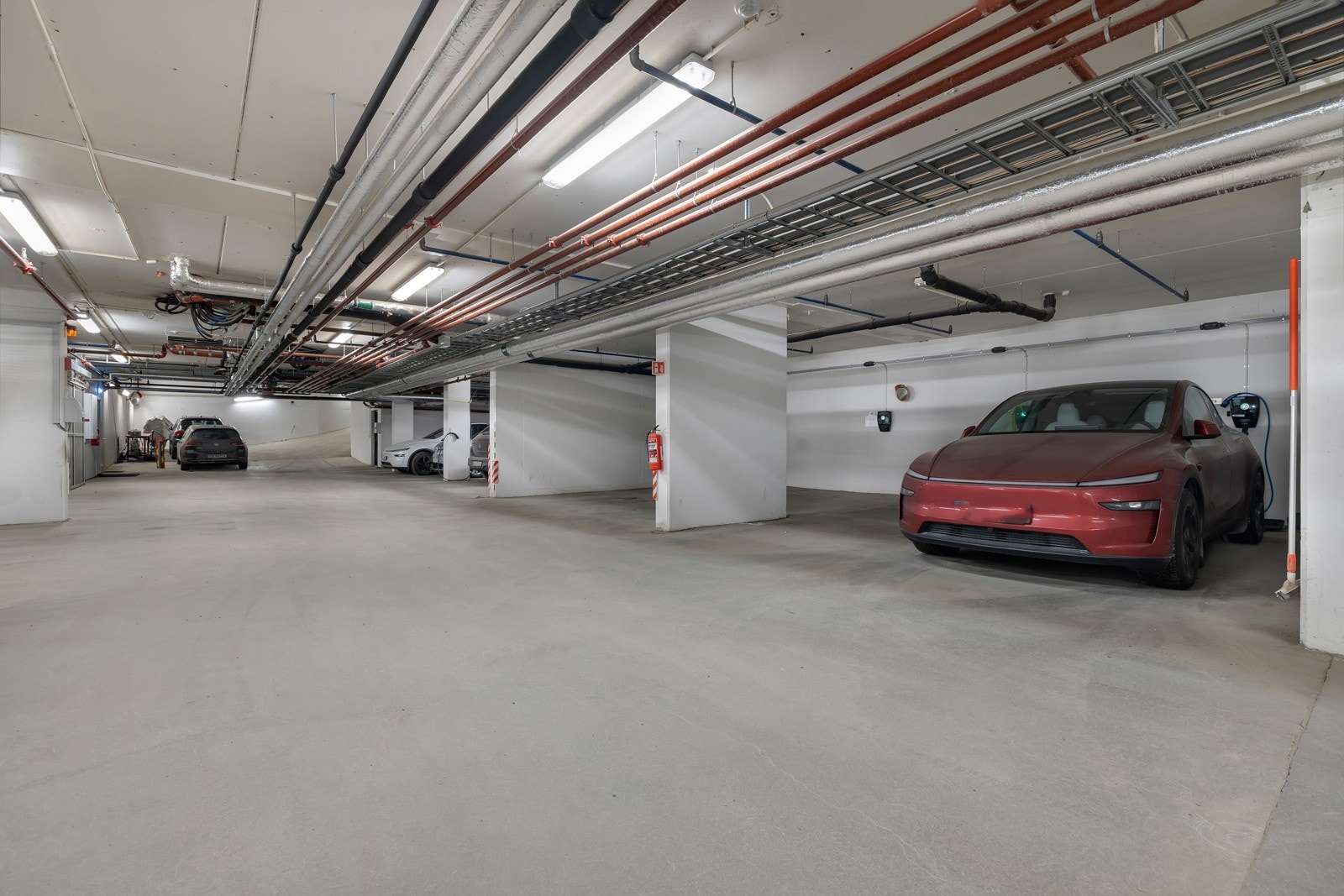 Leiligheten har fast plass i felles garasjeanlegg. Plassen er kort vei fra heisen Galleribilde