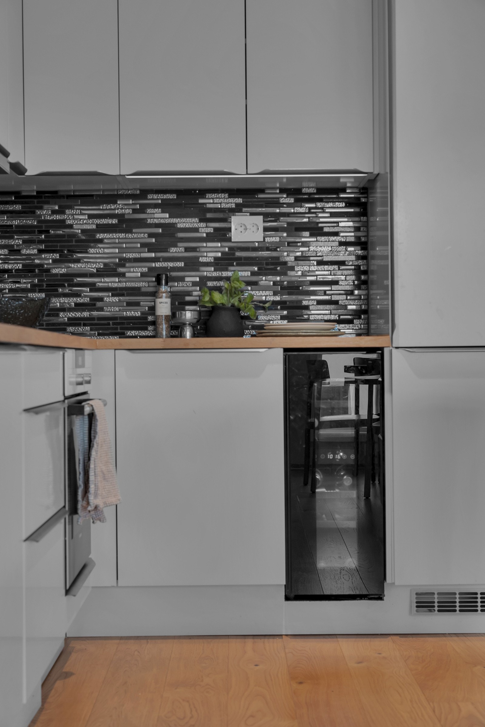 Samtlige hvitevarer er integrerte og kjøkkenet er også utstyrt med vinskap Galleribilde