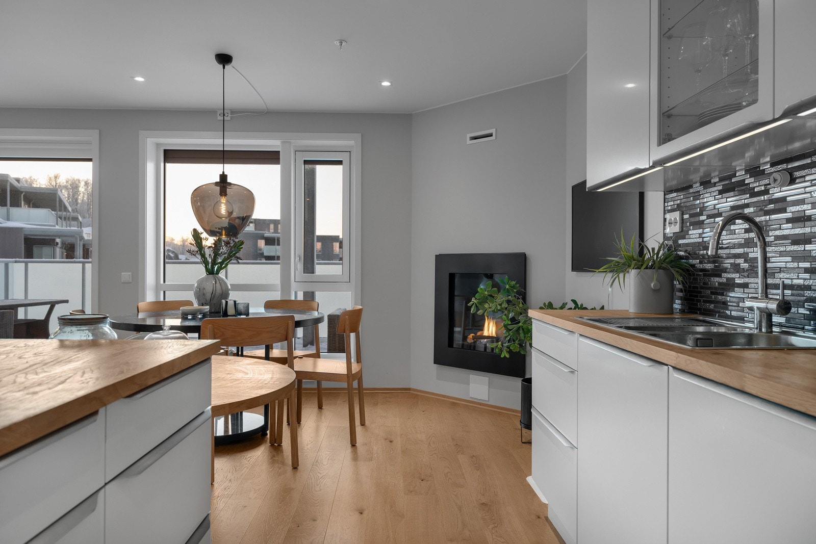 Tilbake fra veranden og på vei mot kjøkkenet går du forbi en effektiv gasspeis som gir uovertruffen hygge Galleribilde