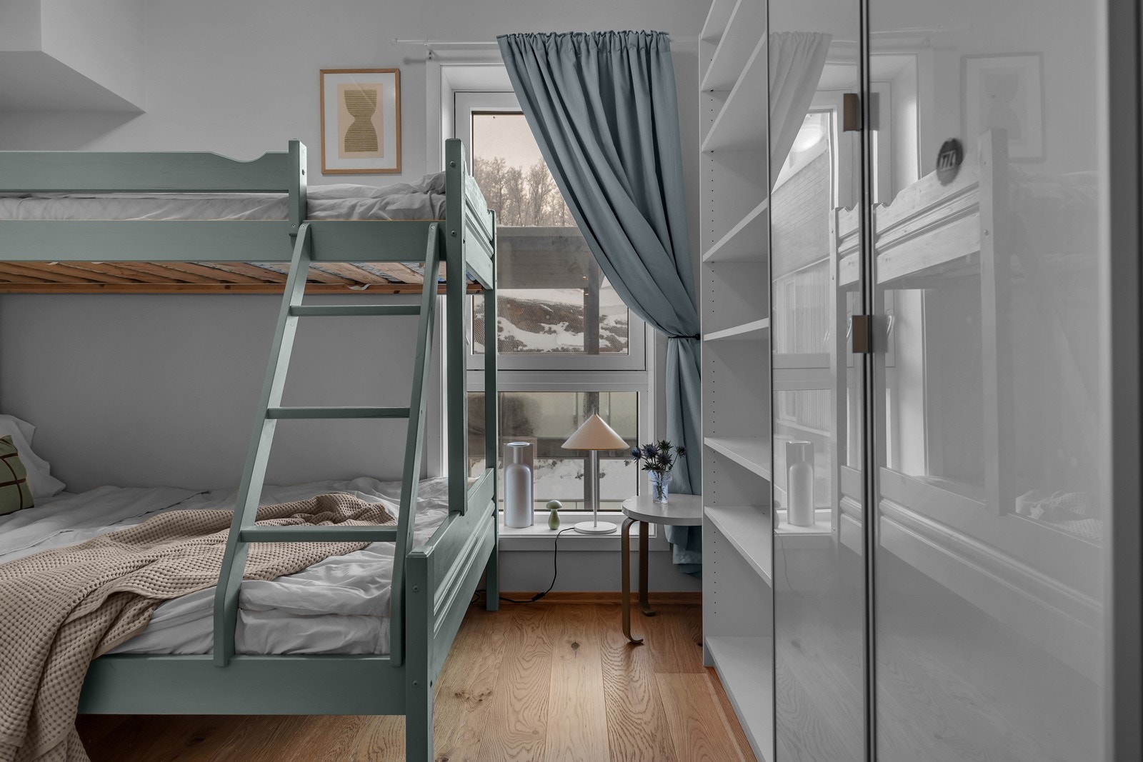 Boligens 2. soverom ligger vegg i vegg med badet. Også dette rommet har vinduer opp mot friområder Galleribilde