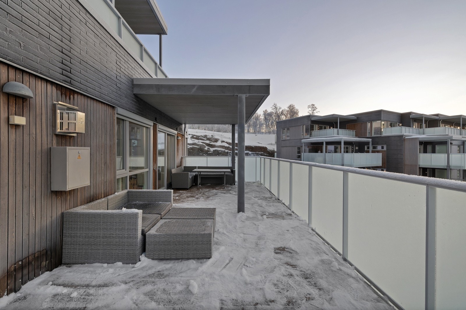 Verandaen er mot sør som gir svært gode solforhold fra tidlig morgen til sen kveld Galleribilde