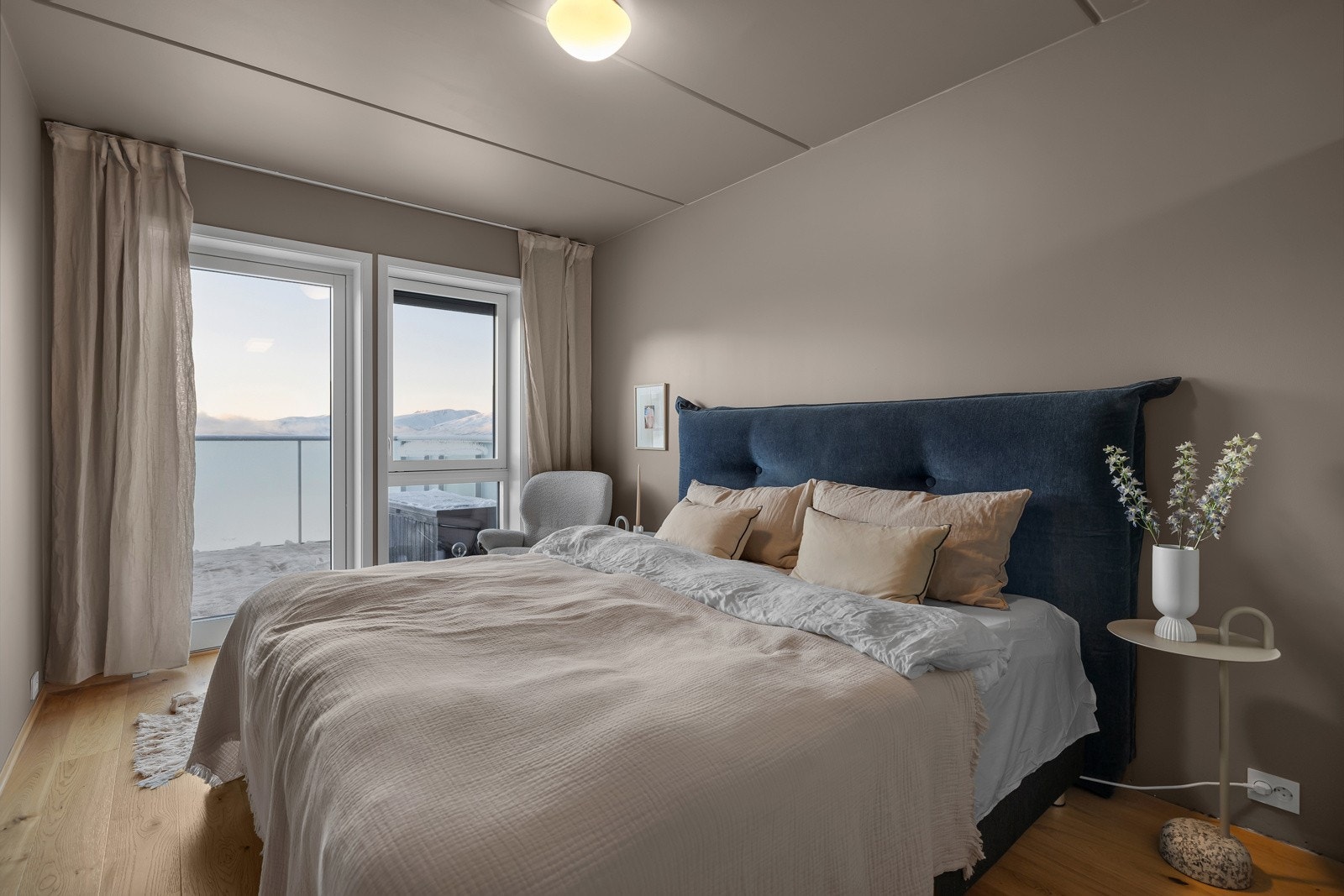 "Sovedelen" av rommet er innydende og tilbaketrukket. Herfra er det også utgang til veranda Galleribilde