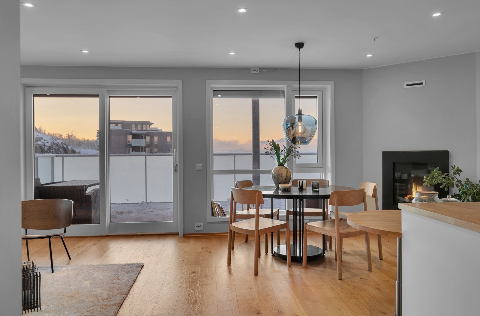 Fra stue og kjøkken er det utgang til stor veranda på 35m2 Galleribilde