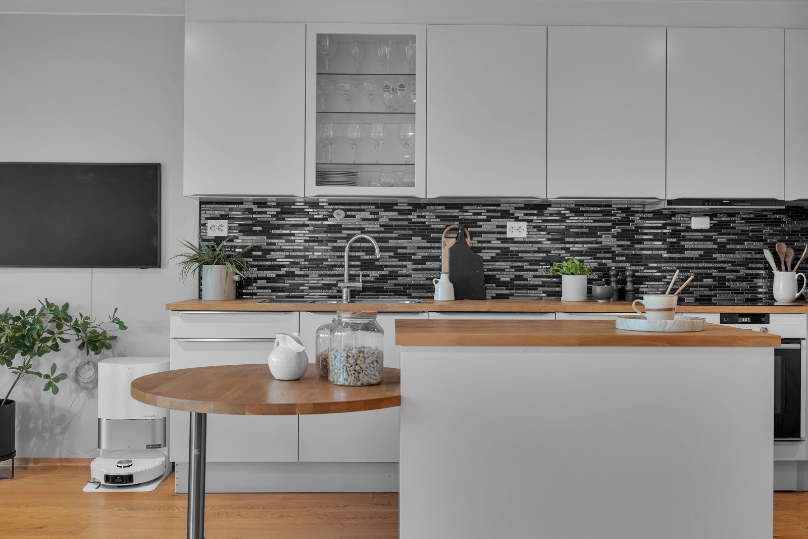 Moderne og effektivt kjøkken med god skap- og benkeplass Galleribilde