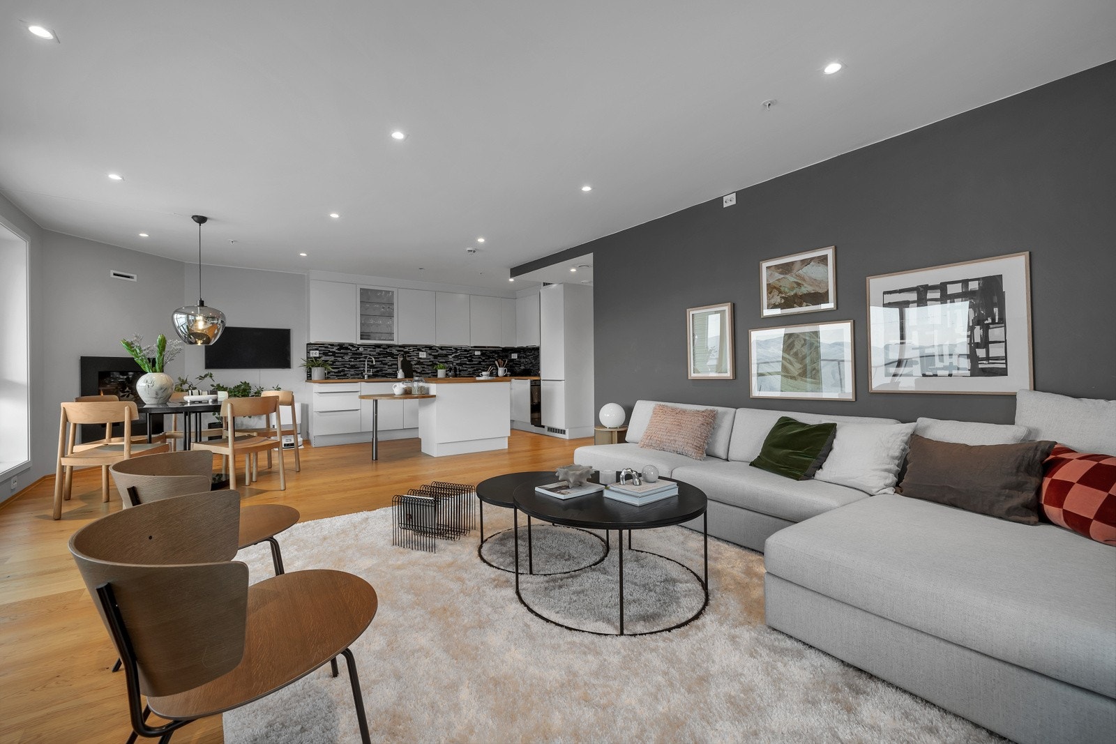 Stue og kjøkken er i åpen løsning Galleribilde