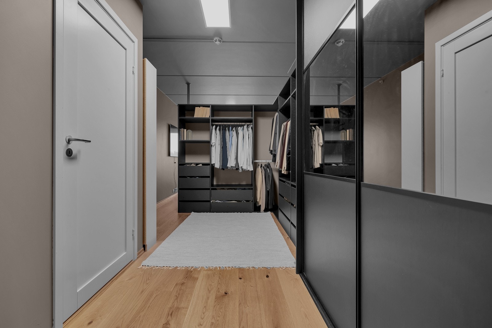 Dette er et stort rom som er i overkant av 25m2. Det er løst med en praktisk og innholsrik garderobe som deler rommet i 2, hvor du finner plass til en stor dobbeltseng innerst i rommet mot vinduene Galleribilde